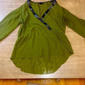 This is a green and black blouse from Ashley Stewart size 12 in women's